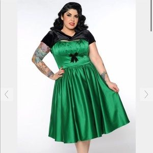 Stunning Pinup Couture Evelyn dress w/ capelet